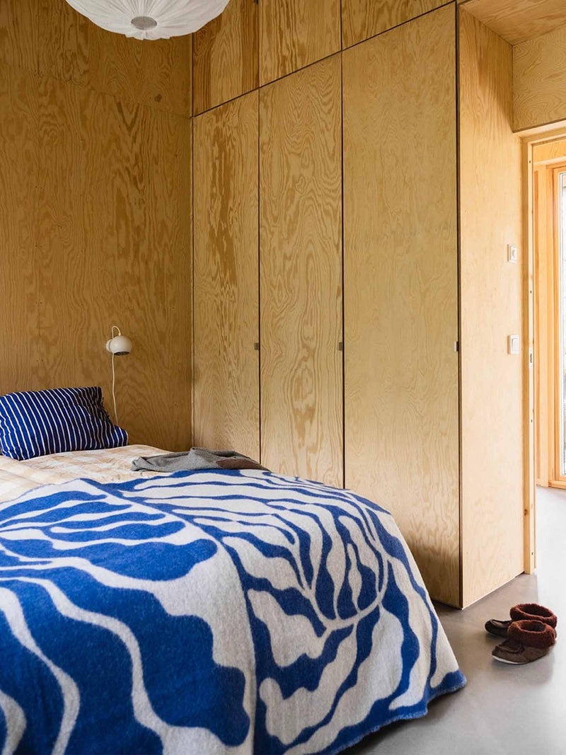 Leaves fringed wool throw bedspread by Linnéa Andersson, blue (130 x 220 cm)