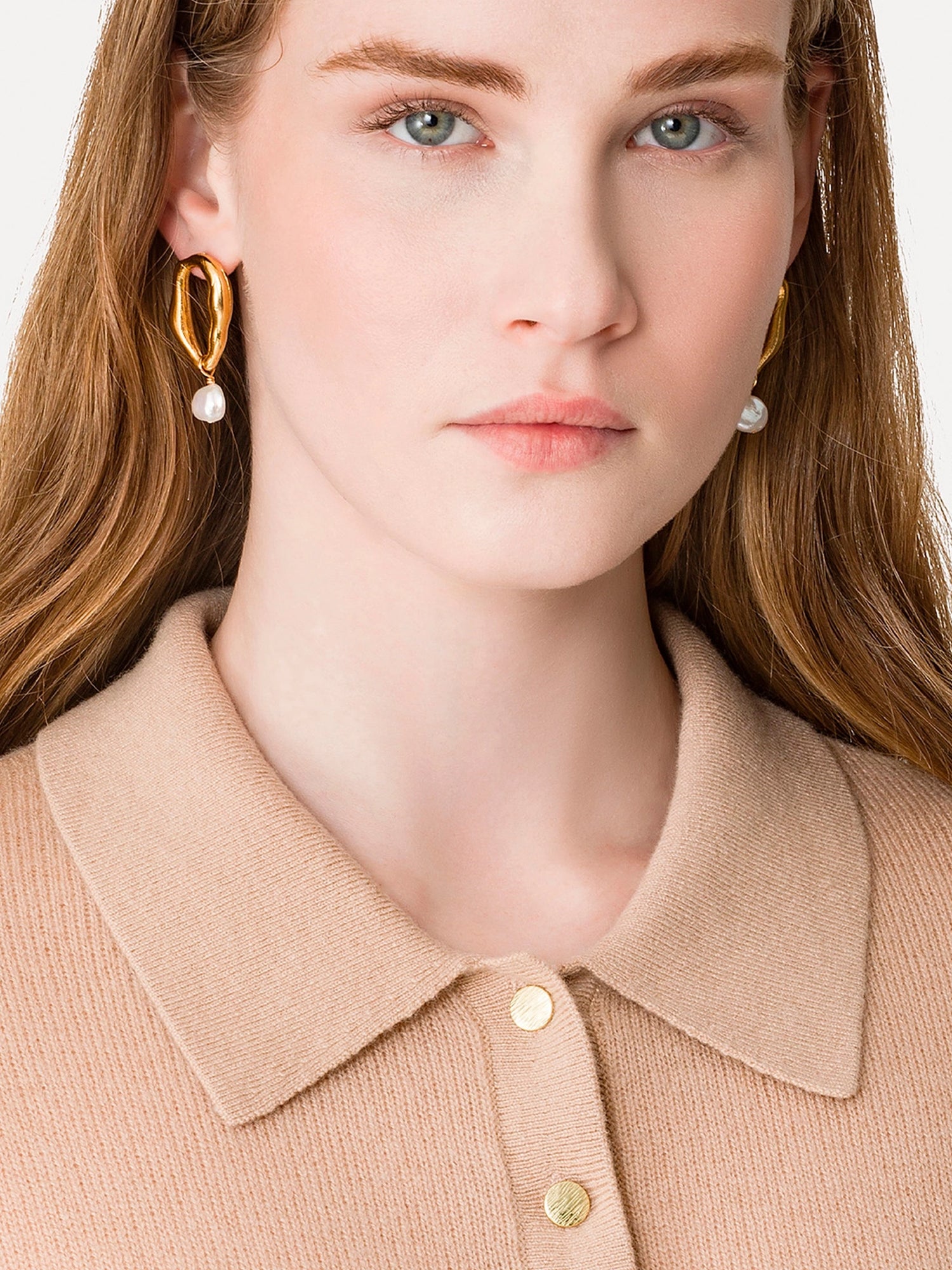 Sculpture earrings, pearl-gold