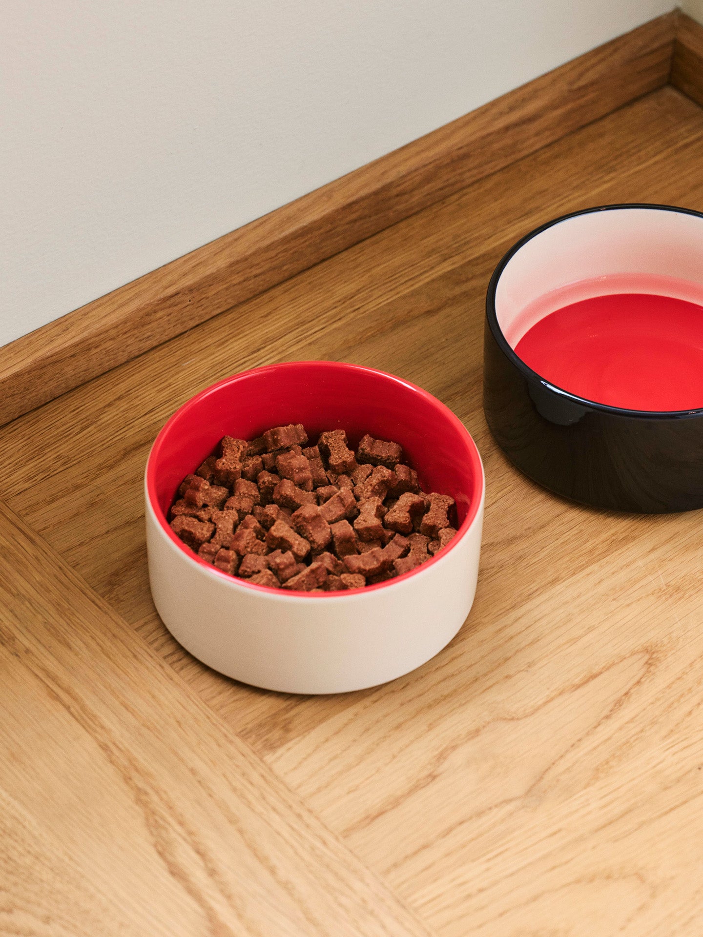 Why neglect good design and great style when it comes to the small but important details in our homes, the dog food and water bowls? Danish Barbara Maj Husted Werner from Holly Golightly met with Mette Hay for this contemporary design collection for dog owners and the dogs in our lives!