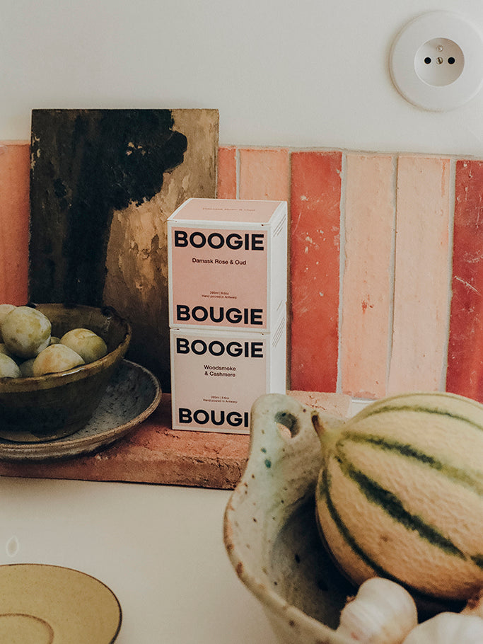 Box labeled 'BOOGIE BOUGIE' on a rustic wooden surface with decorative elements.