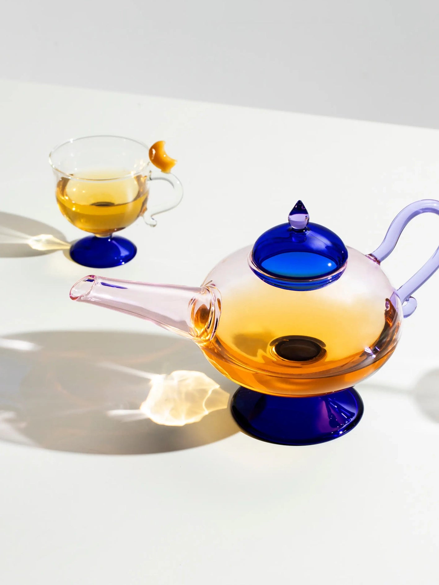 Pink glass teapot with blue lid, Sogni d’Oriente collection