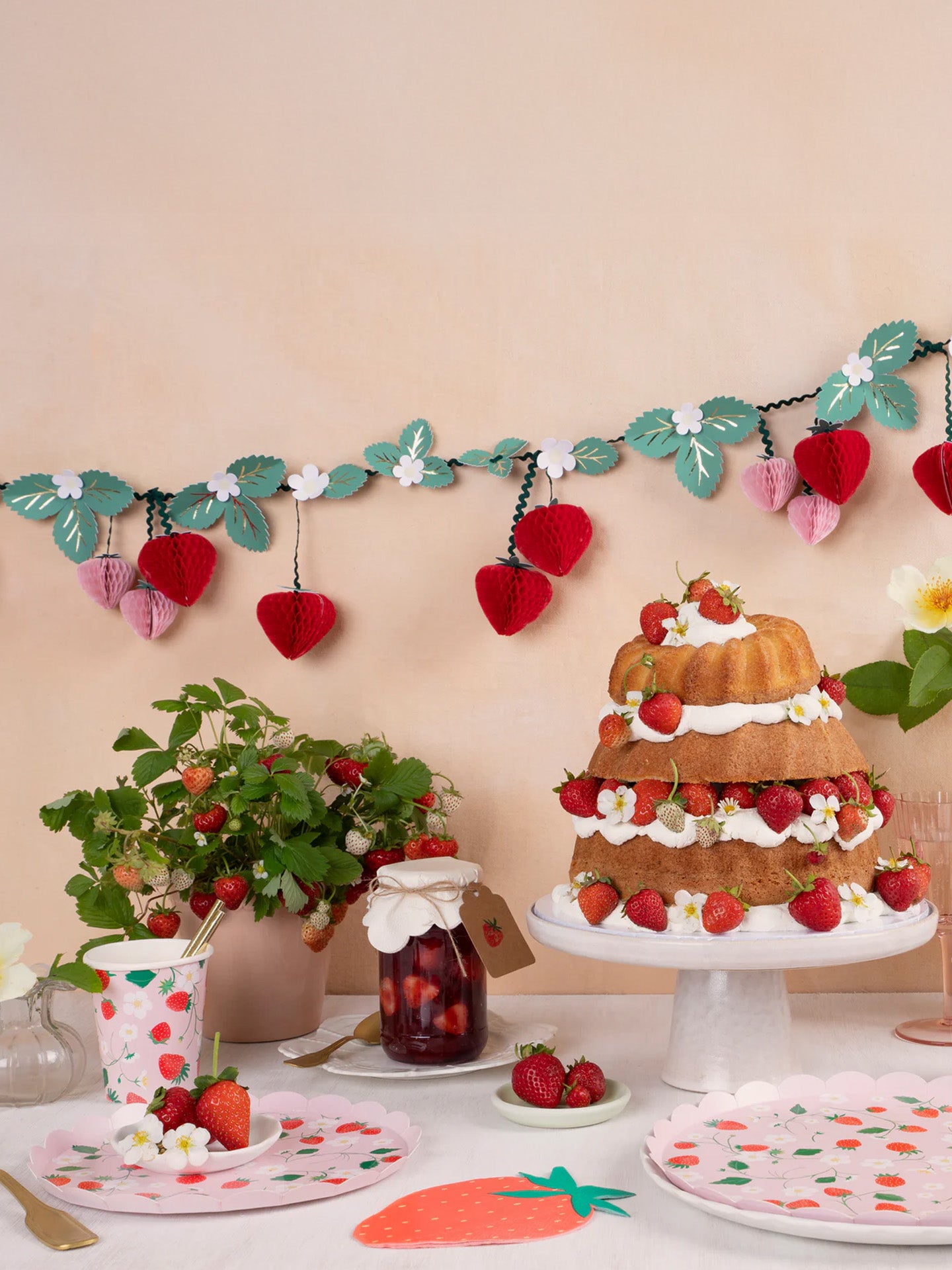 Strawberries pattern paper dinner plates, 8 pcs (27cm)