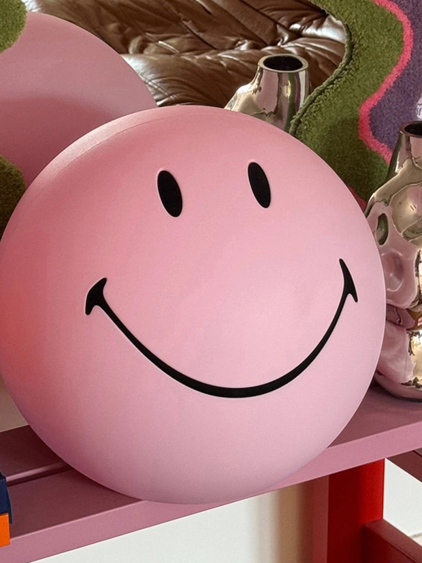Pink Smiley XL floor lamp blends playful style with modern design. A giant lighting choice full of humour, it can sit on the shelf or side table, rest on the bedroom floor to light a dull corner or be a kind night light kids’ rooms,  perfect for creating a cozy vibe.