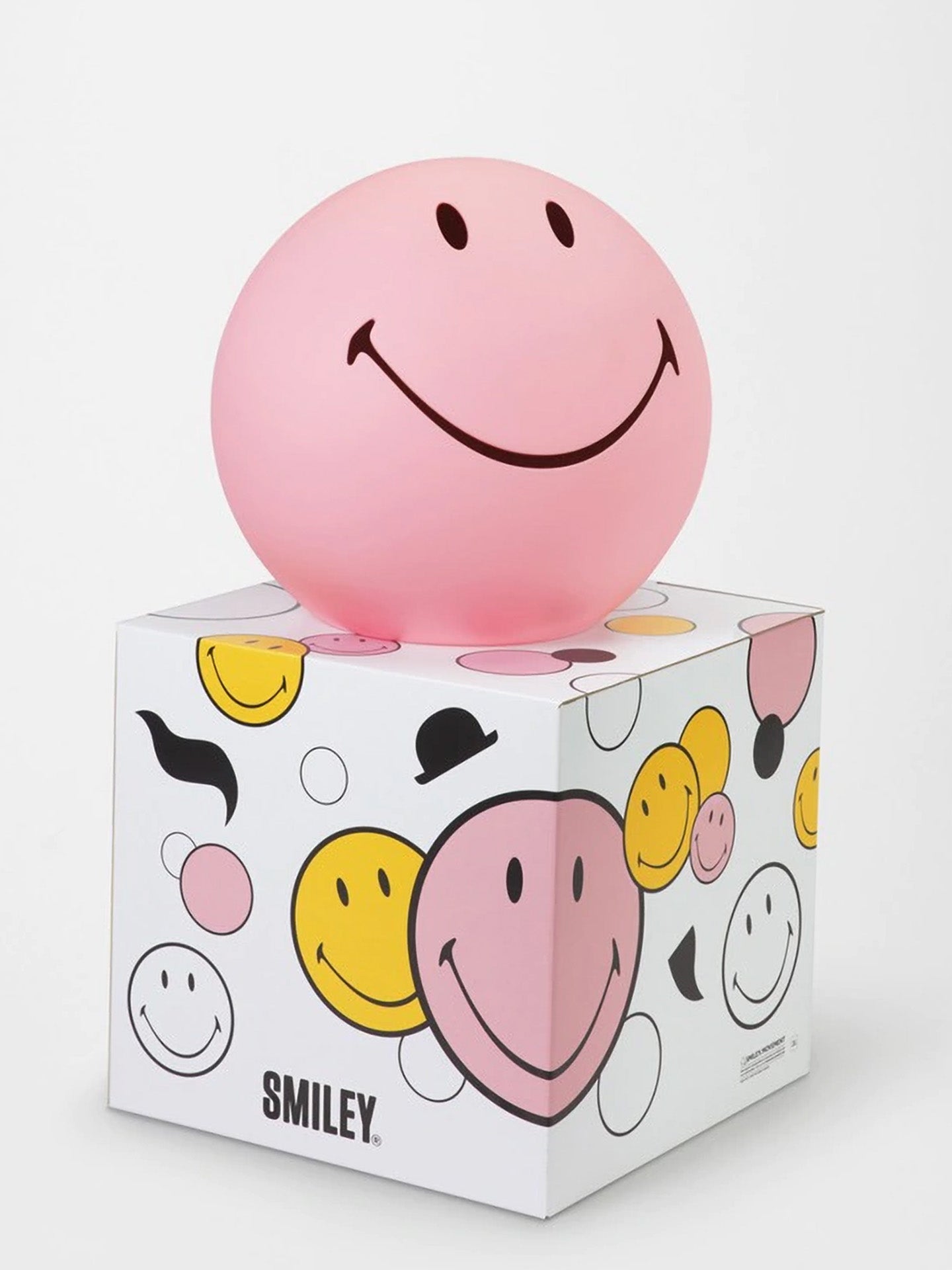 The round Smiley face floor lamp comes with a LED lamp inside and dimmable light switch and it fits in EU sockets as the adapter is included.