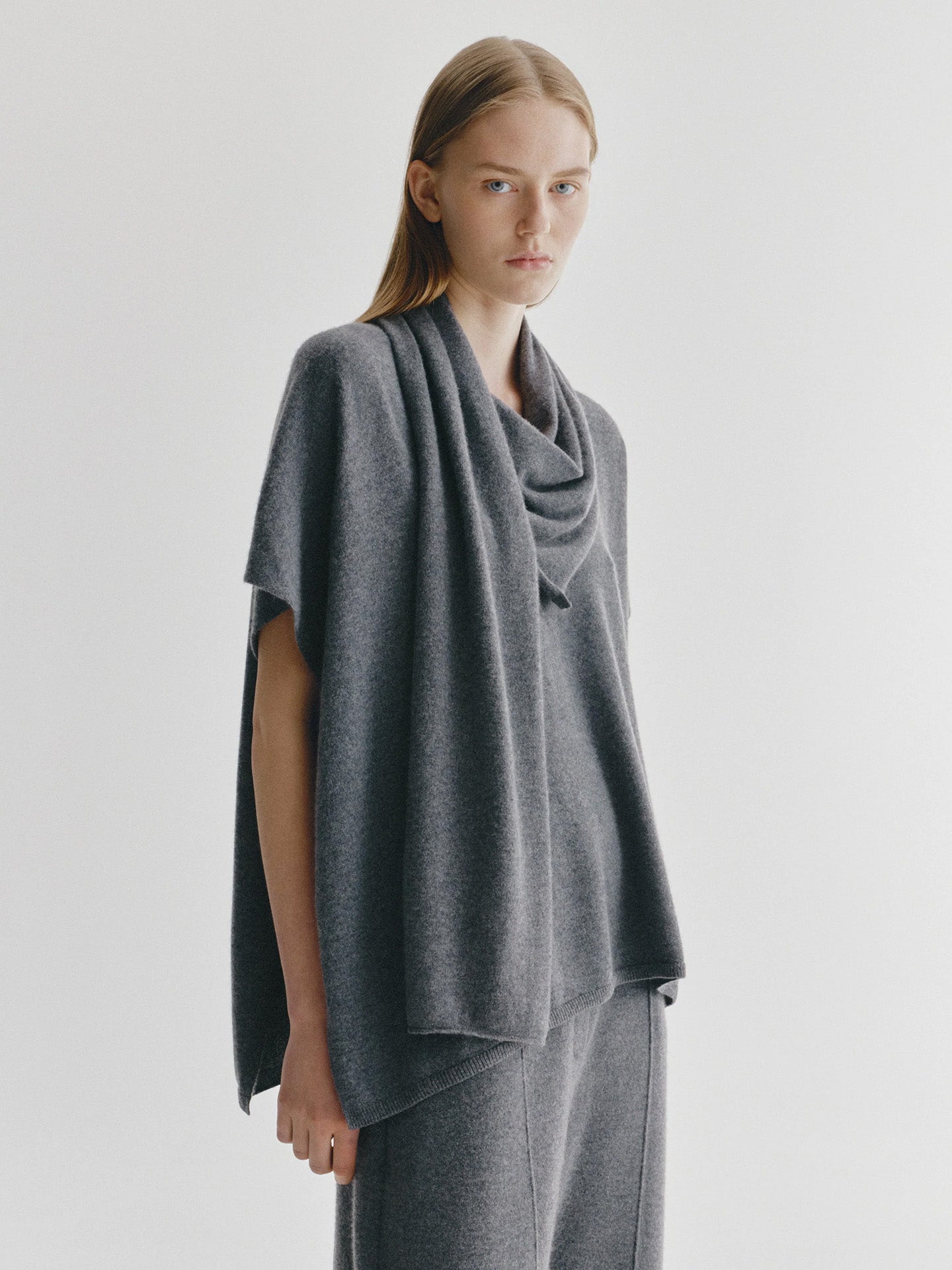 Jordana cape, Graphite