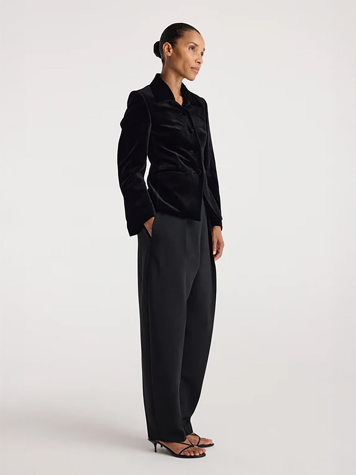 Classic fitted velvet blazer, black