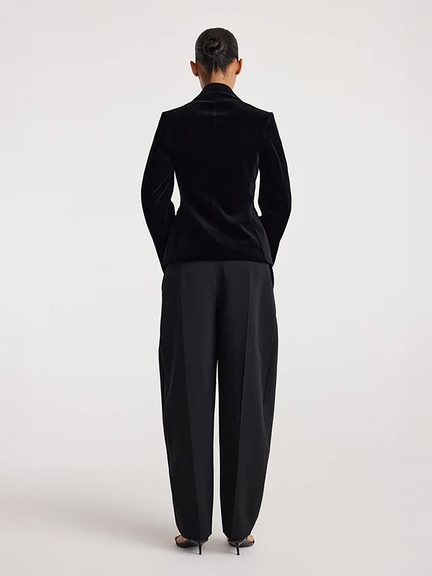 Classic fitted velvet blazer, black