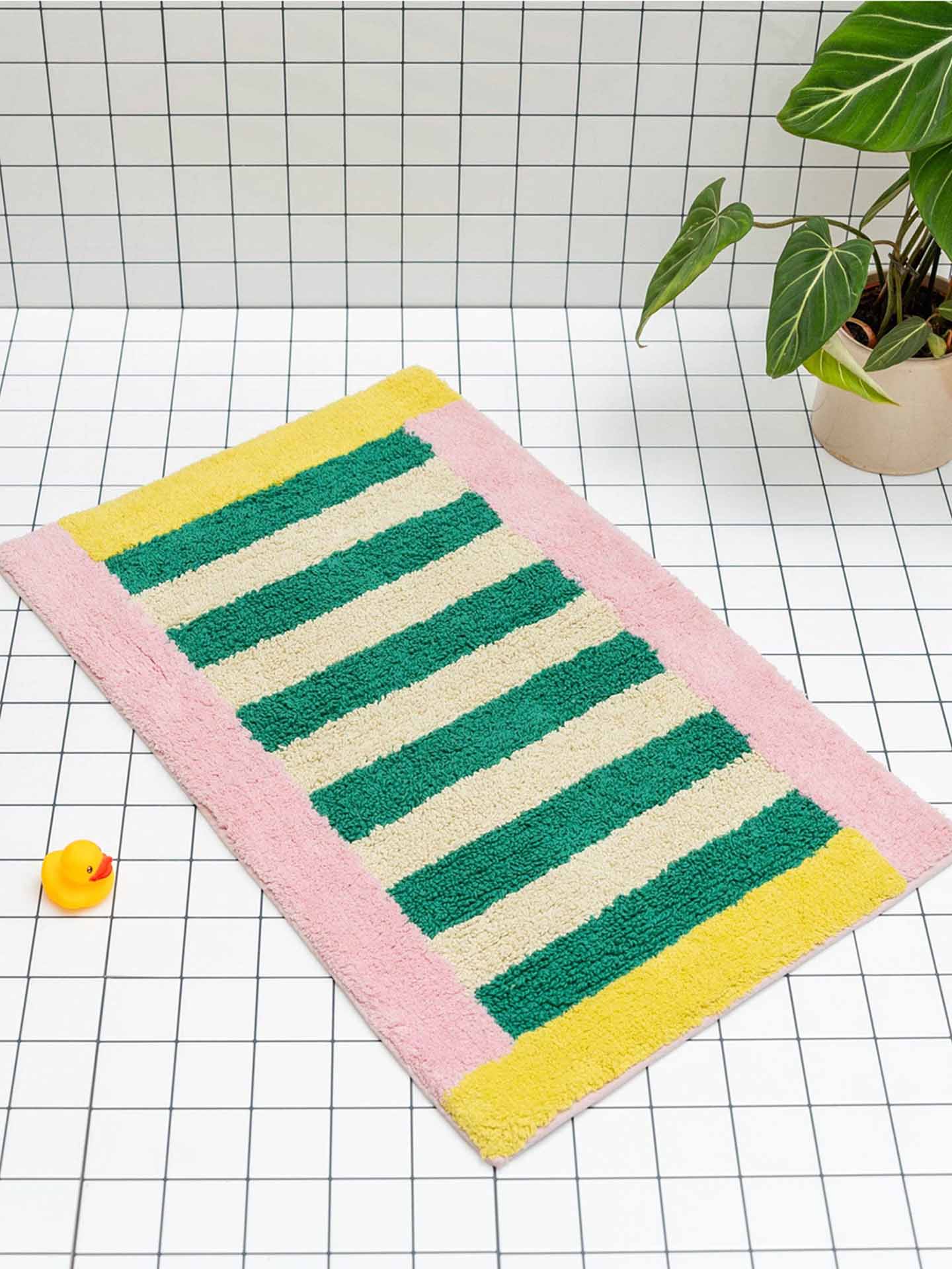 Piña colada bathroom mat