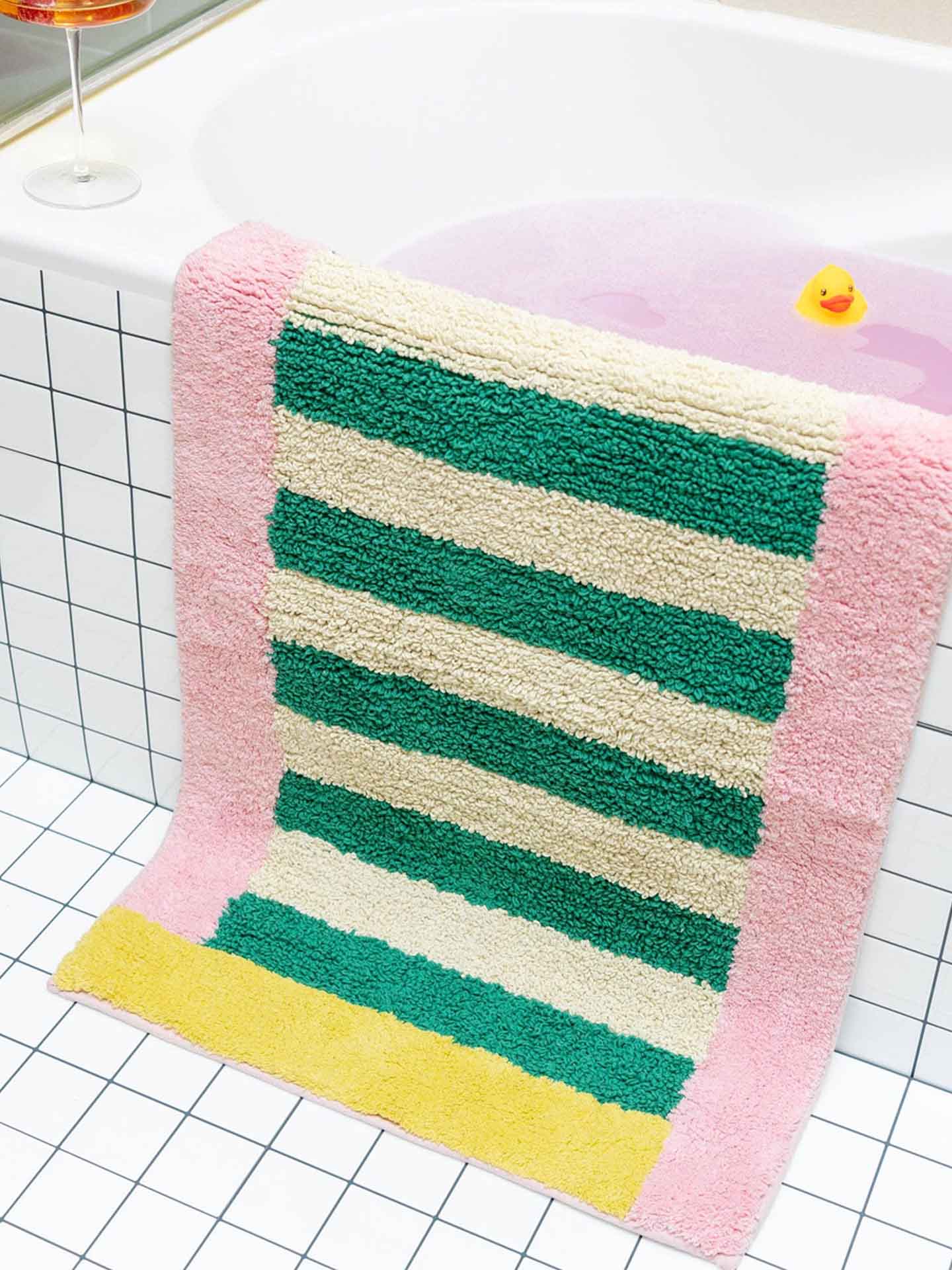Piña colada bathroom mat