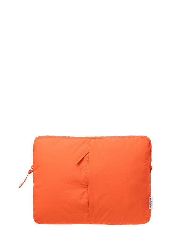 Bright orange zippered laptop sleeve with small orange fabric ribbon pulley on the main zipper and on the vertical center seam, and a small side tag with black 'ÖLEND' text on white, photographed on a plain white background.