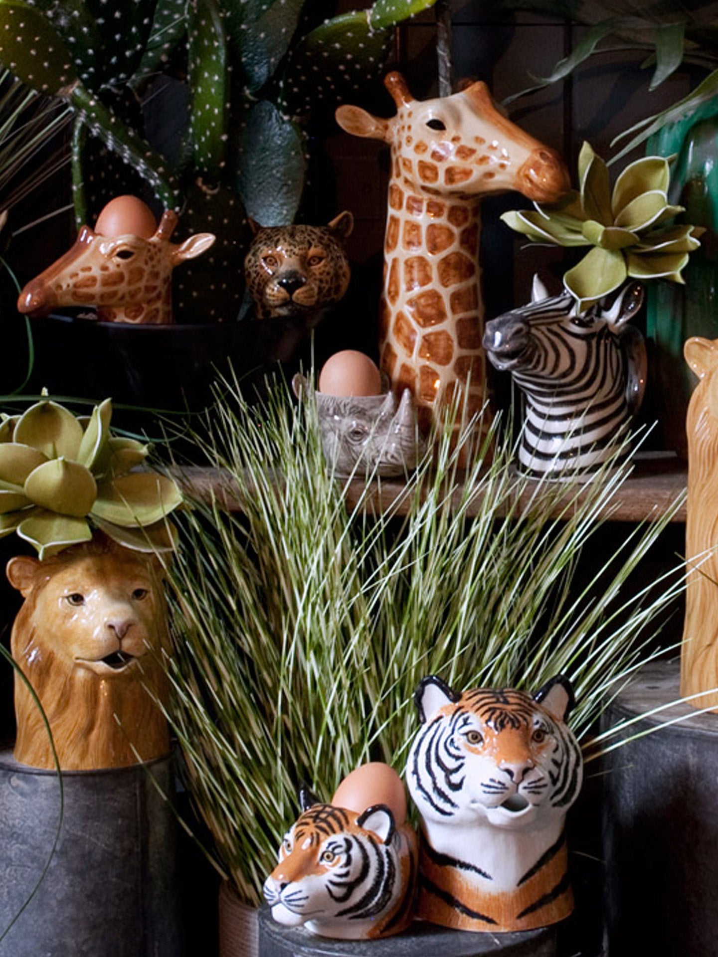 Giraffe flower vase
