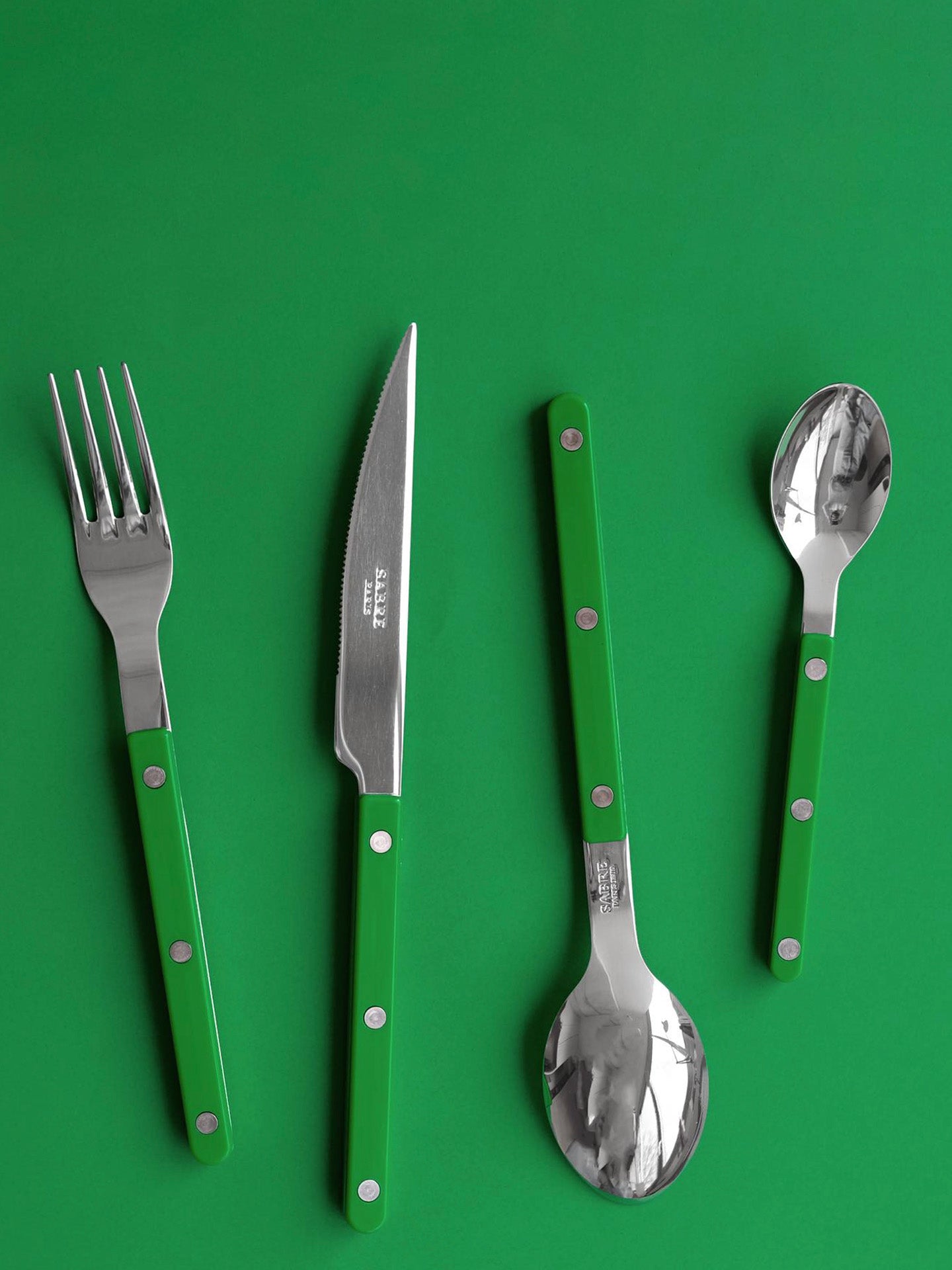 The little spoon Bistrot couples great with the table spoon, dinner fork and the dinner knife of the same colour. But it's possible to mix them with other colours, too, as the cutleries are available to buy from My o My Home in single pieces.