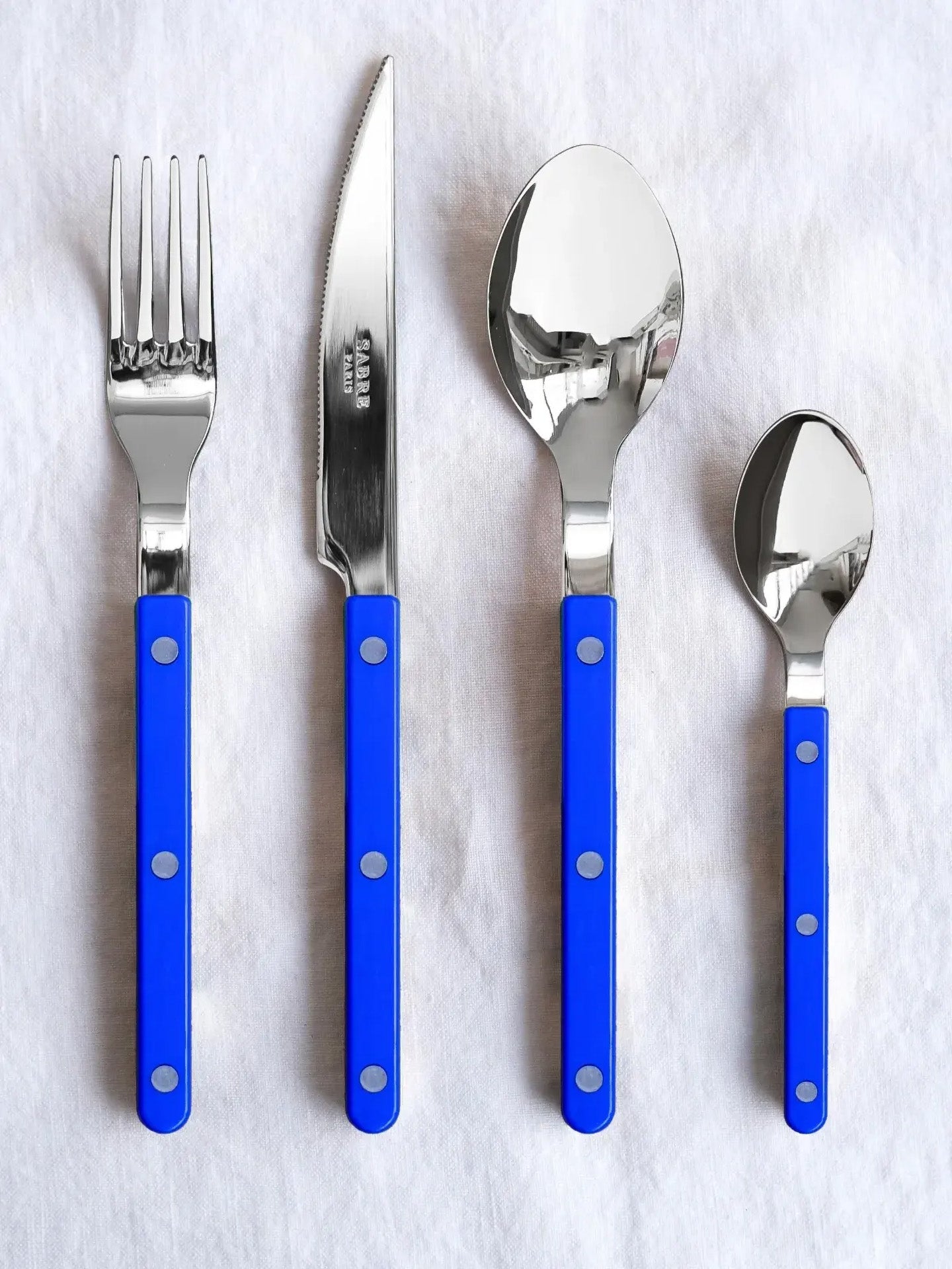 The lapis blue in the Bistrot series is just so beautiful, a true blue, classic and bright enough to pop a bit: the look of the cutlery is sophisticated and practical