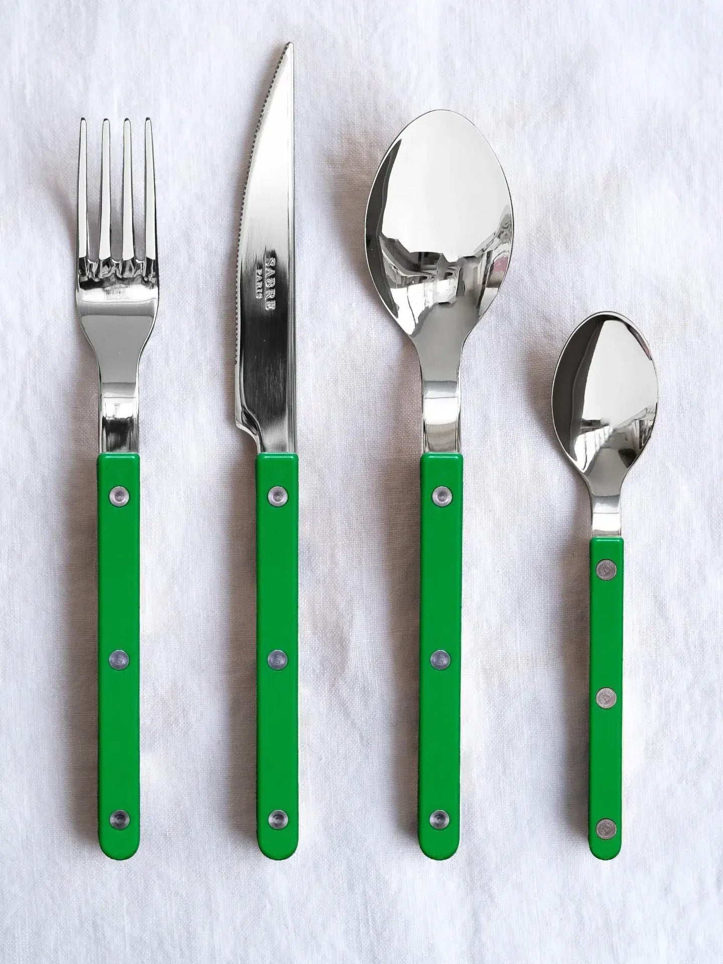 The garden green Bistrot dinner knife couples great with the dinner fork, soup spoon and the tea spoon of the same colour. But it's possible to mix them with other colours, too, as the cutleries are available to buy in single pieces.