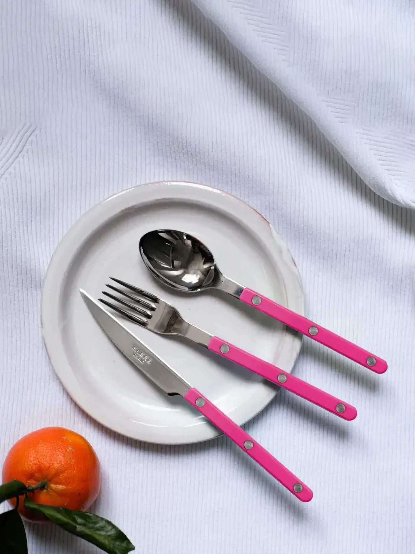 The acrylic handle is decorated with stainless steel rivets. The raspberry pink Bistro dinner forks are easy to clean in a dishwasher.
