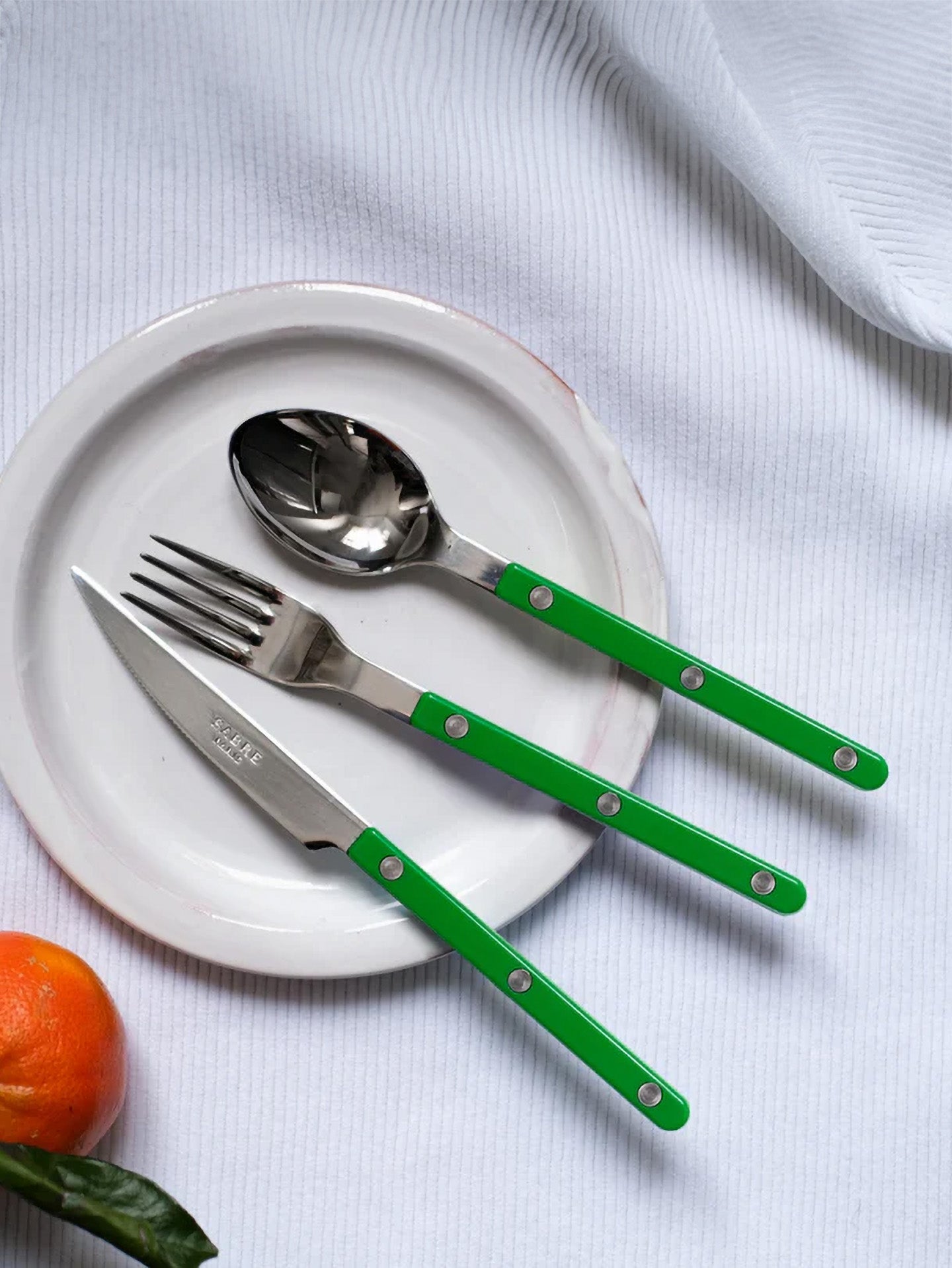 The garden green Bistrot dinner fork could be paired up with the dinner knife and the soup spoon of the same series.