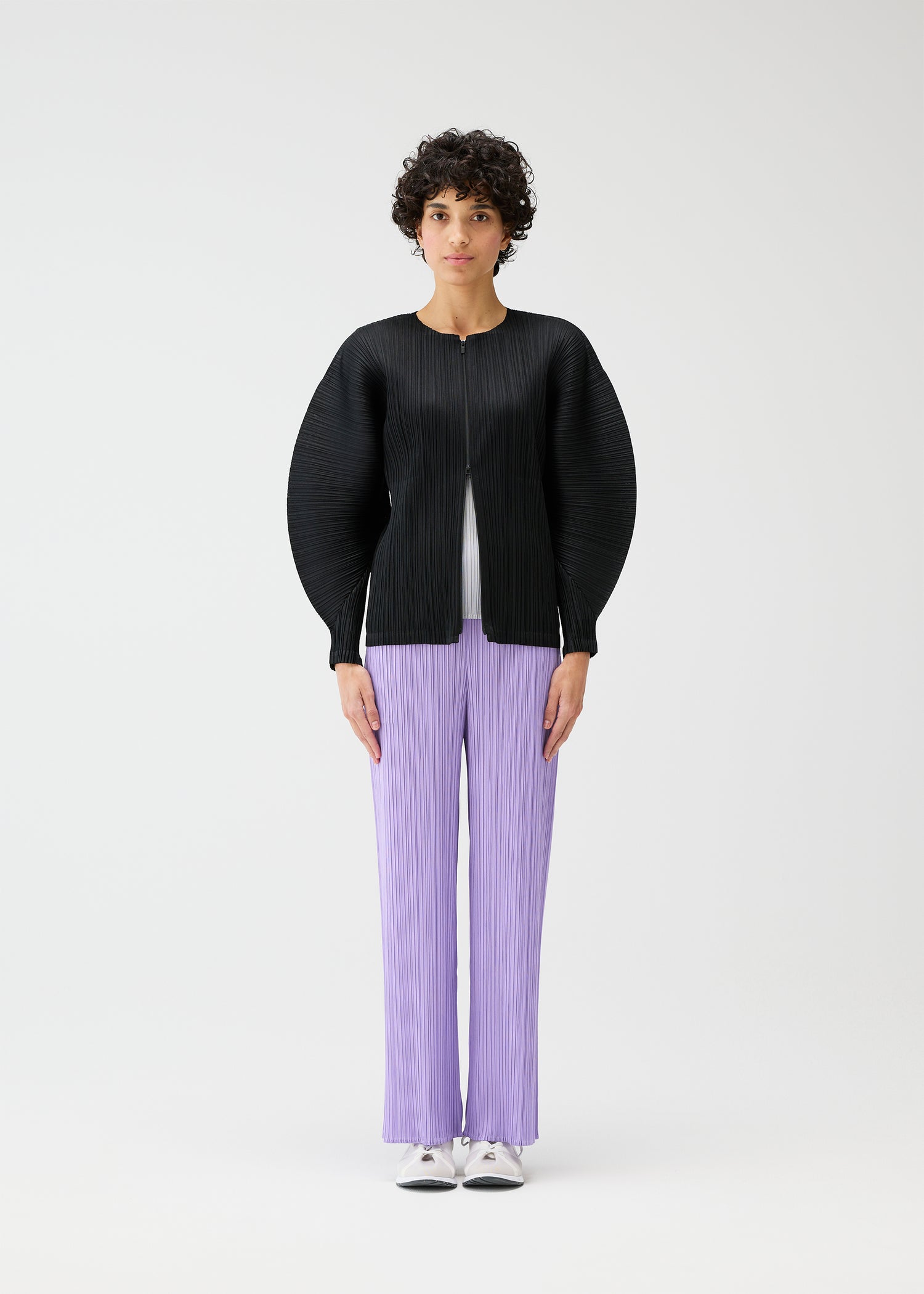Two-way zip pleated jacket w. rounded sleeves, black