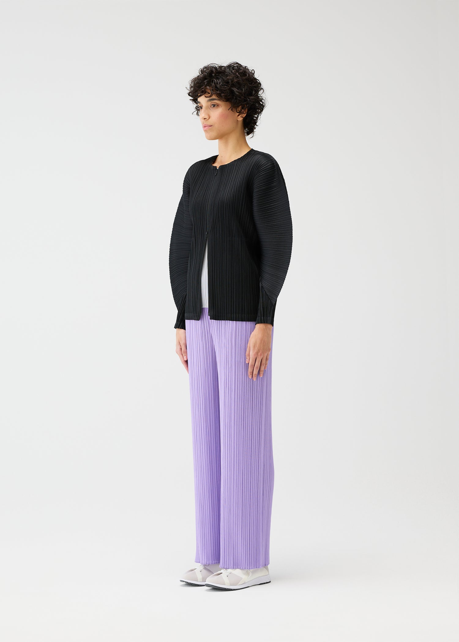 Two-way zip pleated jacket w. rounded sleeves, black