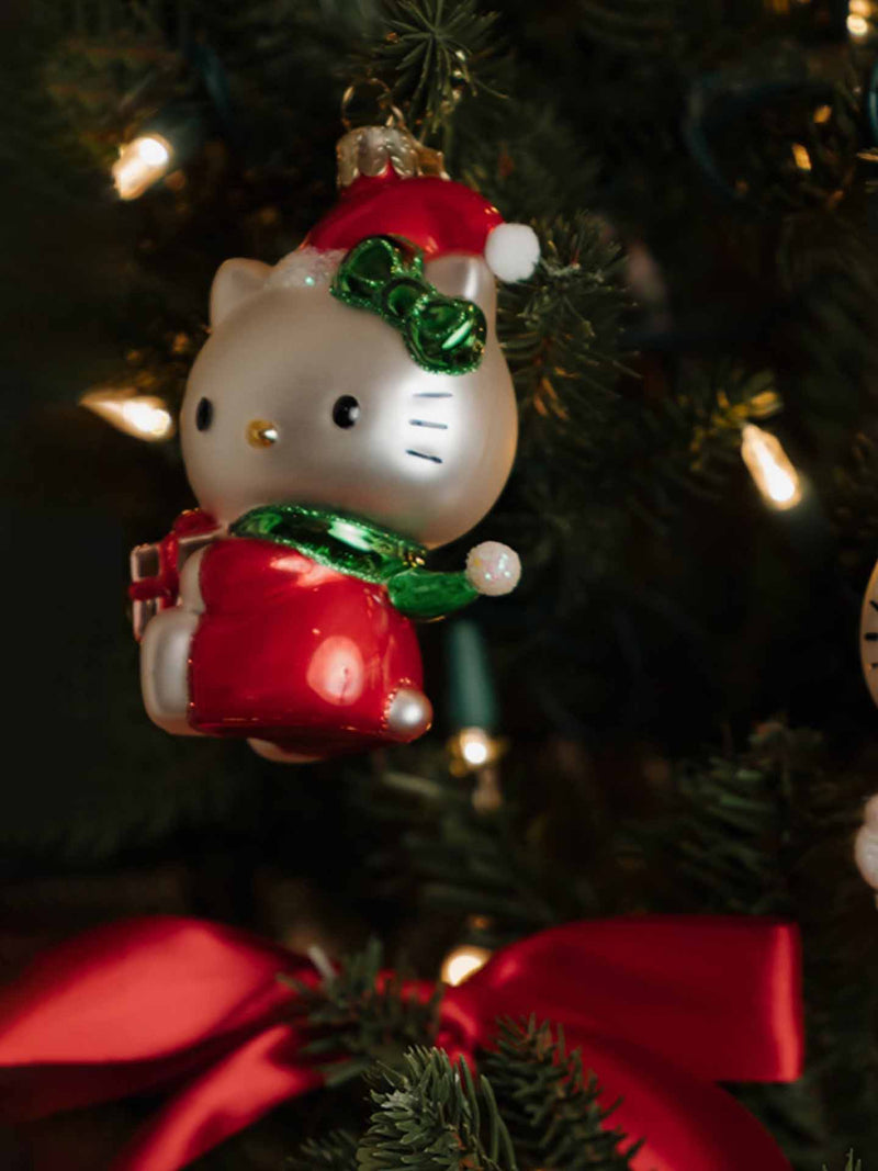 Hello Kitty with gift glass ornament